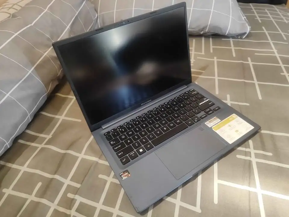Asus VivoBook M1403QA