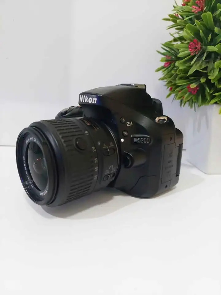 HARGA HEMAT!! NIKON D5200 KIT AF-S 18-55MM VR LCD VARI-ANGLE DSLR PEMU