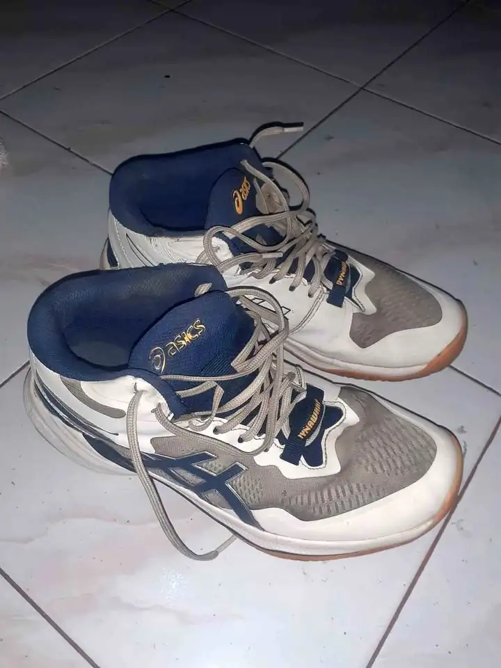 sepatu voly asics