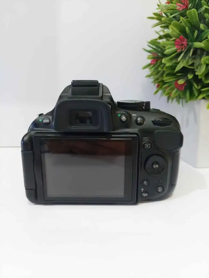 HARGA HEMAT!! NIKON D5200 KIT AF-S 18-55MM VR LCD VARI-ANGLE DSLR PEMU