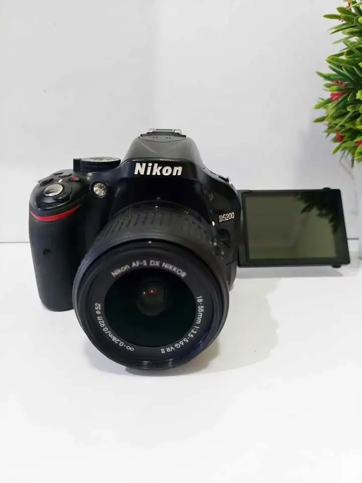 HARGA HEMAT!! NIKON D5200 KIT AF-S 18-55MM VR LCD VARI-ANGLE DSLR PEMU