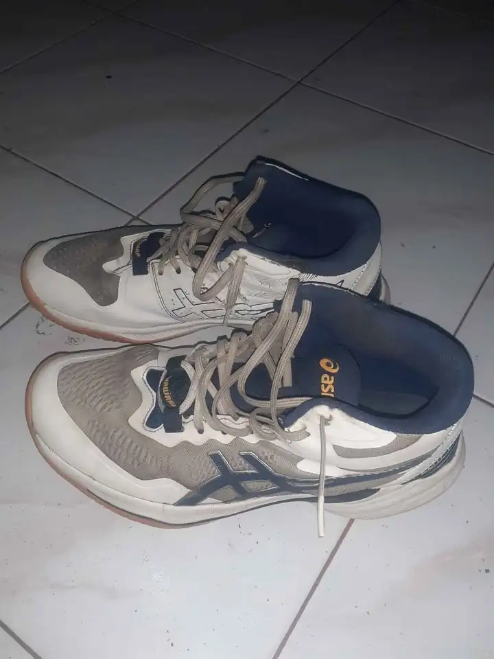 sepatu voly asics