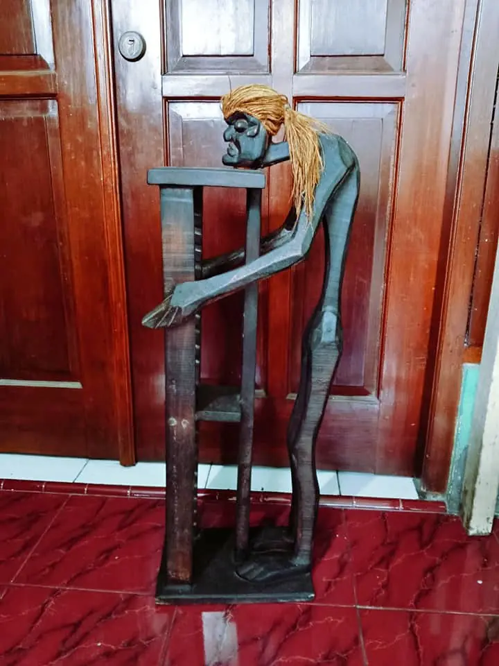 Patung pahat kayu unik tinggi 80cm
