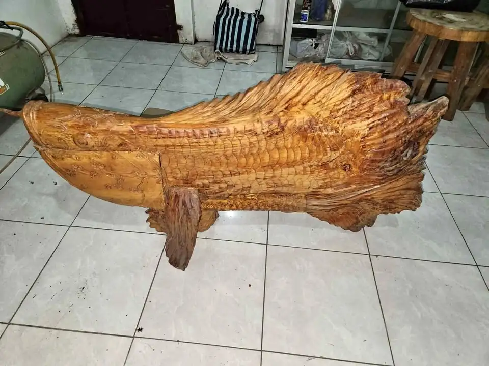 Patung Arwana Pinus