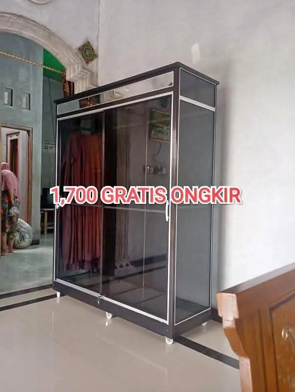 Lemari kaca full gantung