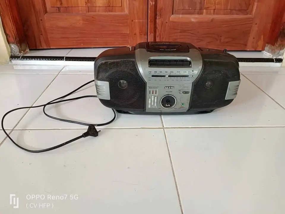 Dijual tv + set top box kondisi hidup normal + radio normal