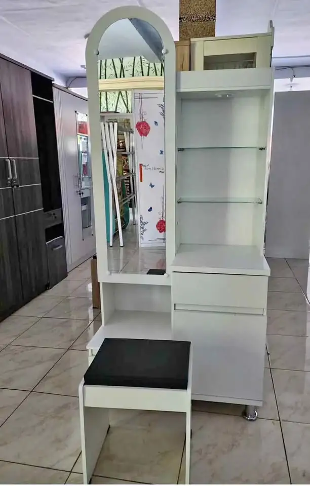 Meja rias lampu jumbo