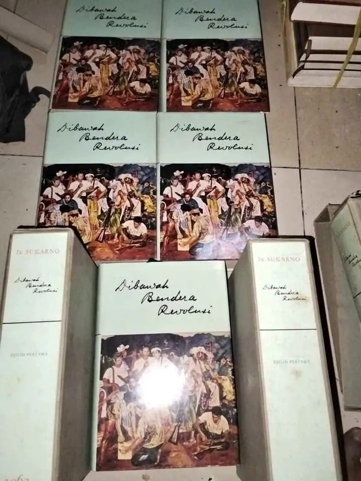 Jual buku buku jadul Di Bawah Bendera Revolusi