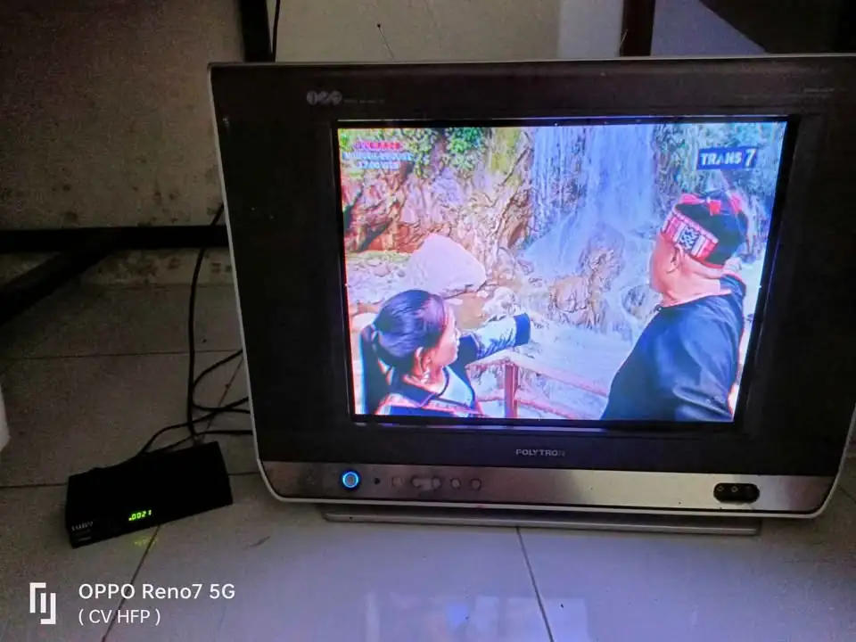 Dijual tv + set top box kondisi hidup normal + radio normal