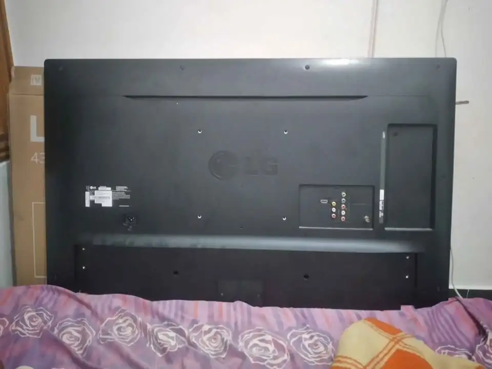 Jual 3 unit tv digital merk LG 43in.seri 43LF540T. Kndisi nyala minus