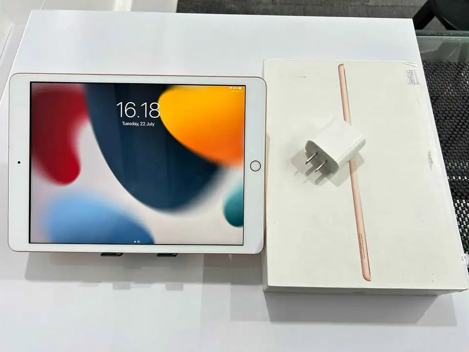Apple ipad air Gen 8 Gold