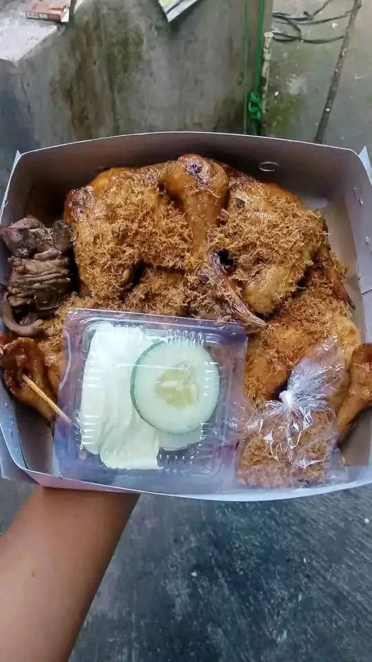 Ater ater ayam utuh / Separo , ada bakar, bacem , kremes dan srundeng