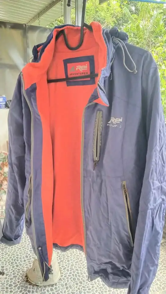 Dijual Jaket Arei 200 nego – resleting saku kanan kirin dan leher doll