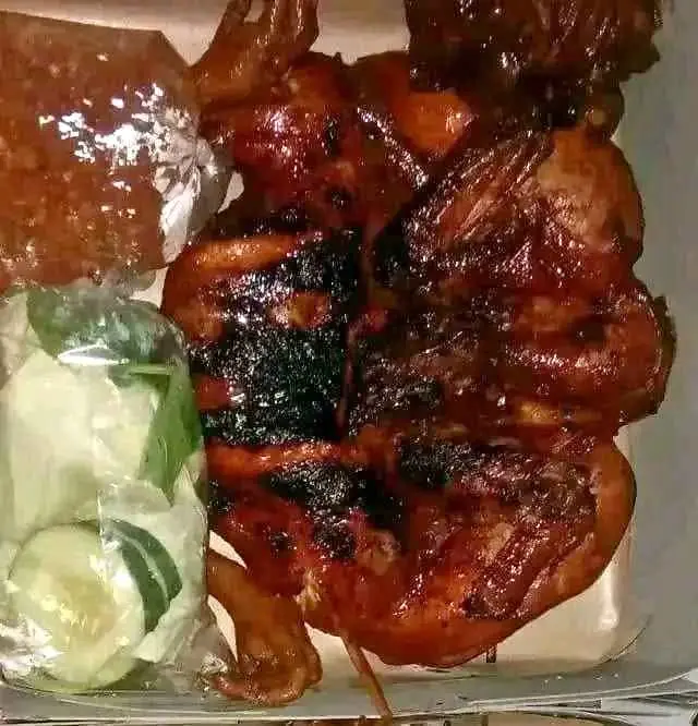 Ater ater ayam utuh / Separo , ada bakar, bacem , kremes dan srundeng