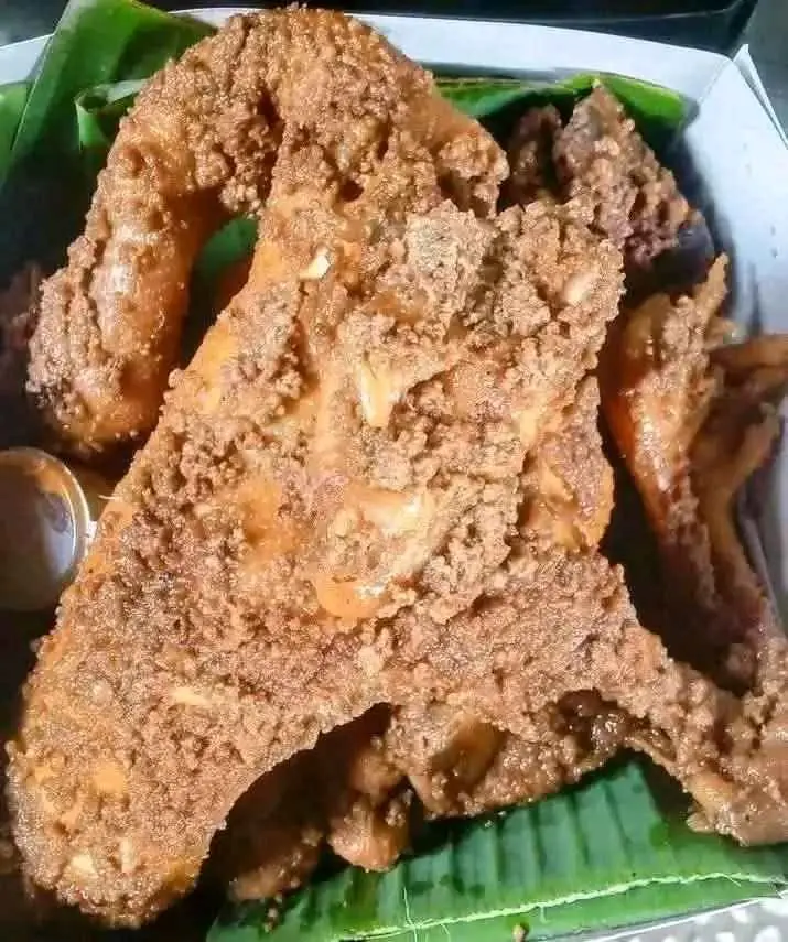 Ater ater ayam utuh / Separo , ada bakar, bacem , kremes dan srundeng