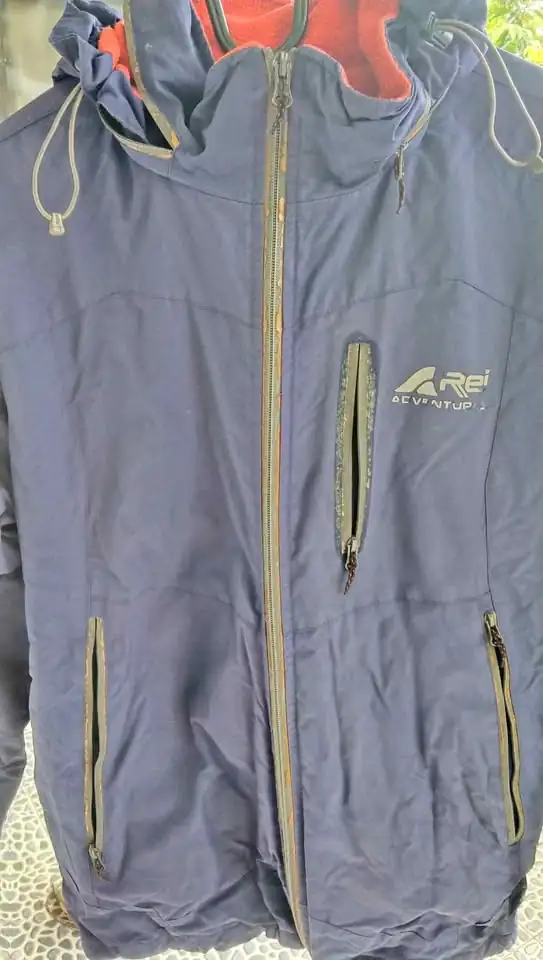 Dijual Jaket Arei 200 nego – resleting saku kanan kirin dan leher doll