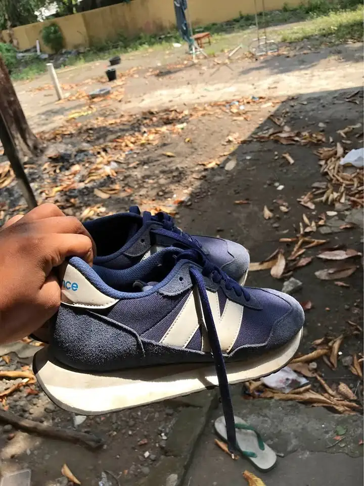 Di jual sepatu NB