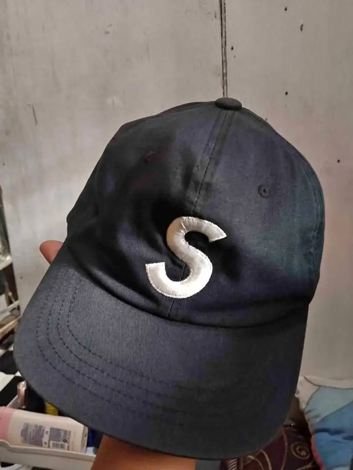 Topi supreme logo S