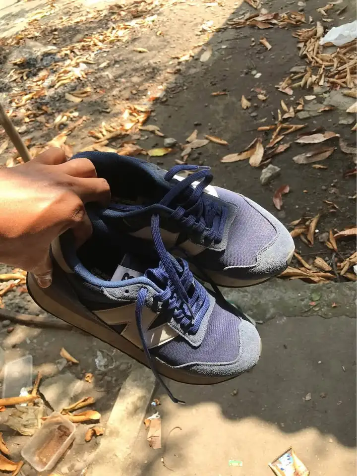 Di jual sepatu NB