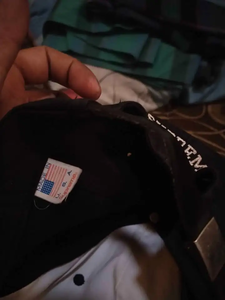 Topi supreme logo S