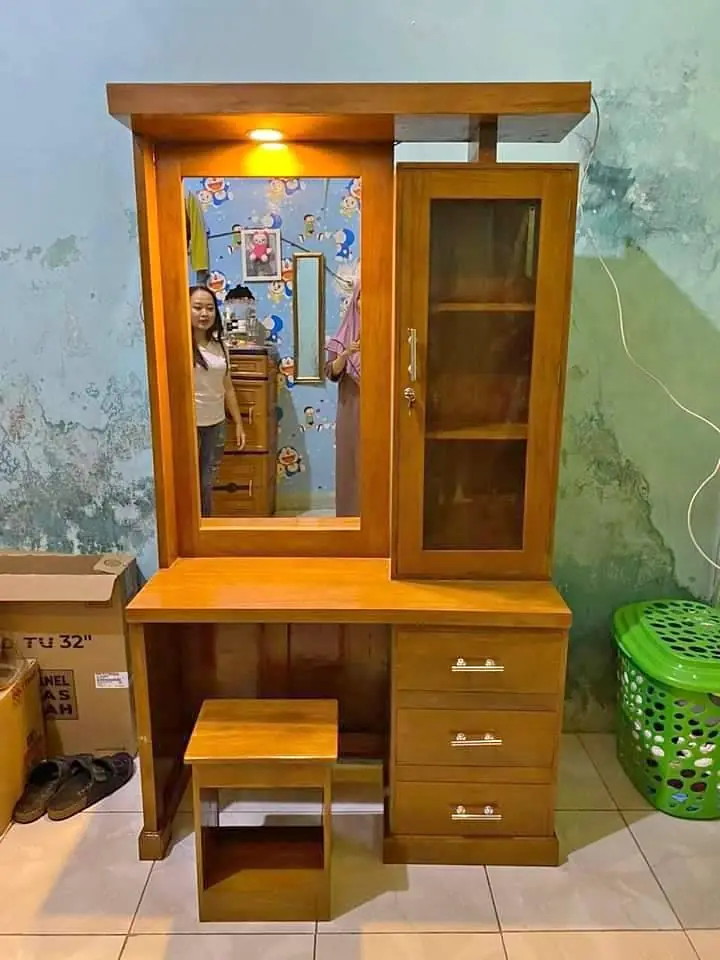 Meja rias lampu