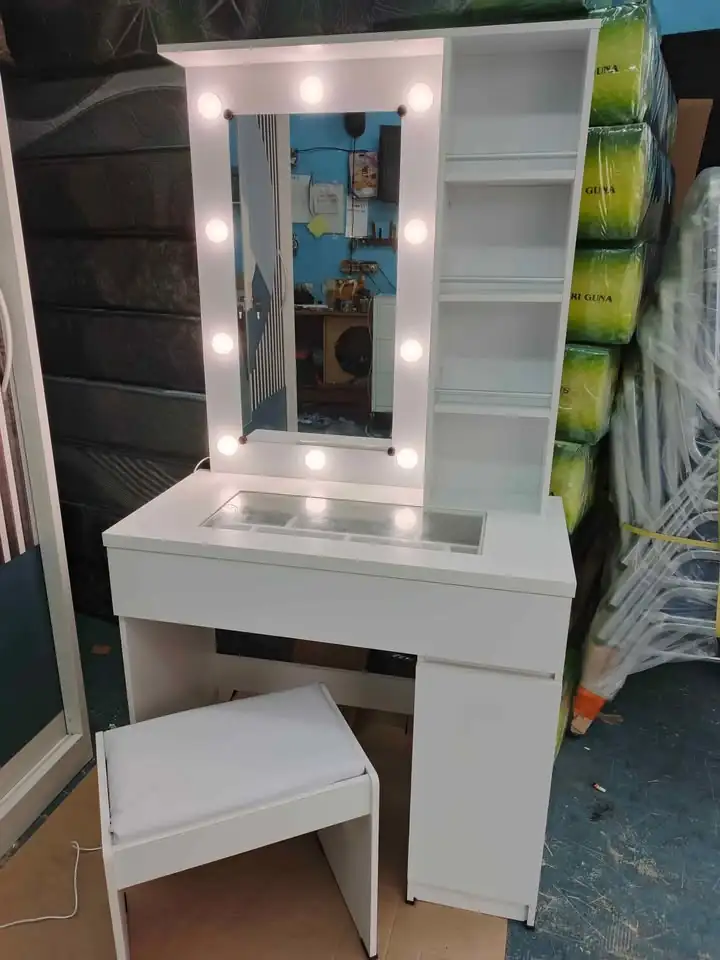 Meja Rias cermin make-up dengan lampu