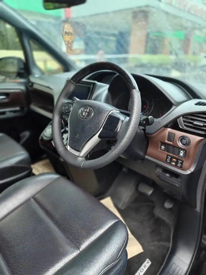 2019 BU TOYOTA VOXY PANORAMIC SUNROOF hari ini harus jadi uang