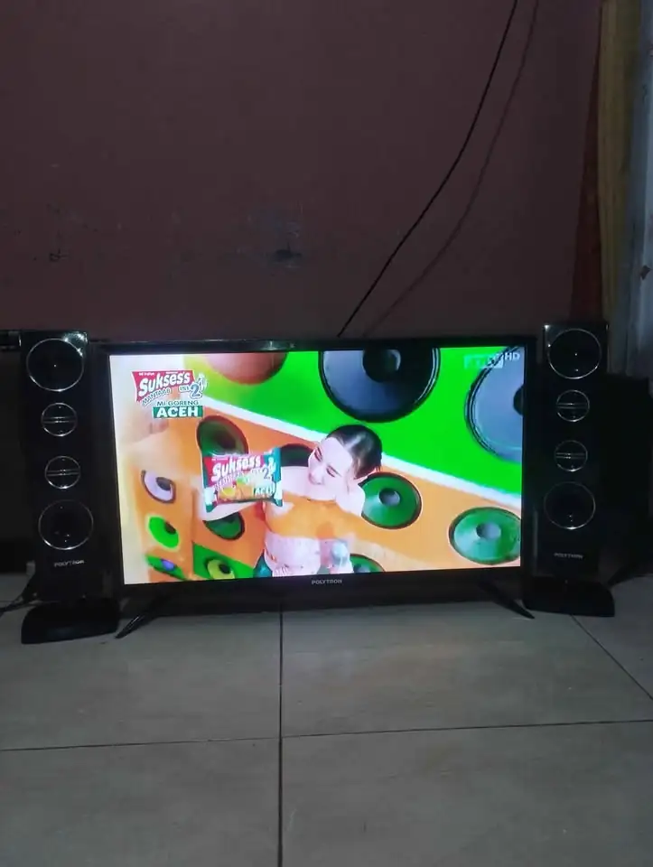 Tv led Polytron + speaker tower 32 inch . Barang segel. Garansi