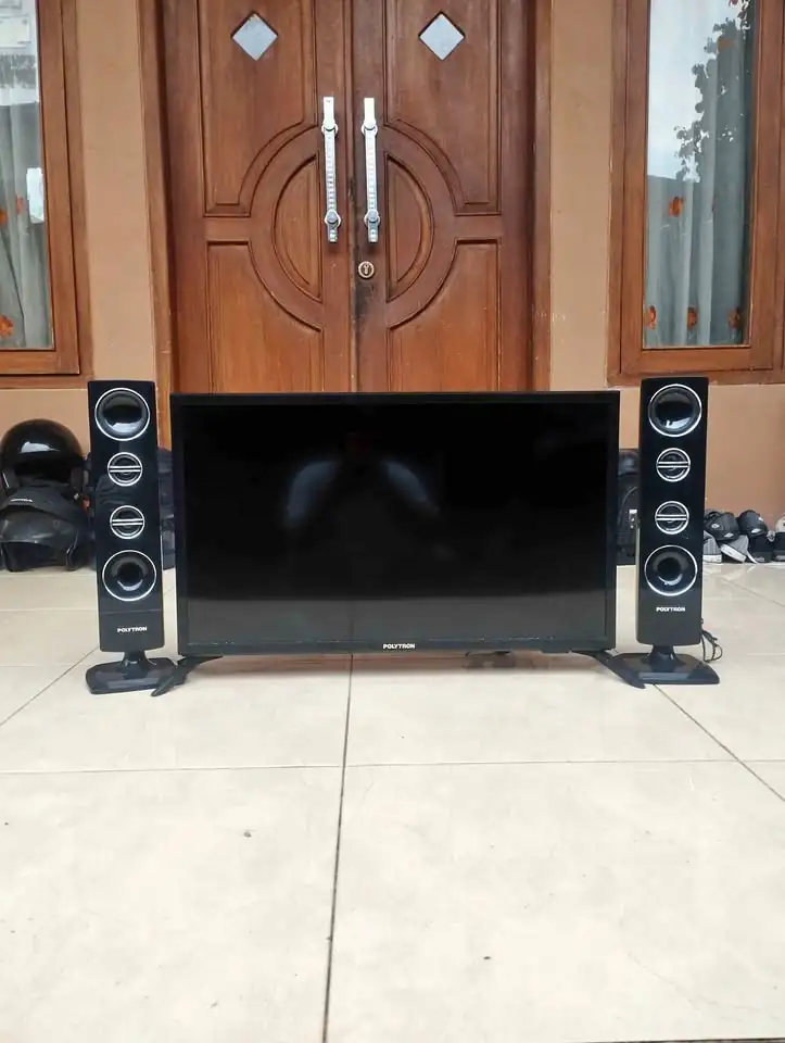 Tv led Polytron + speaker tower 32 inch . Barang segel. Garansi