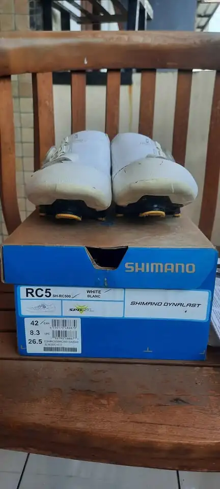 Sepatu cleat