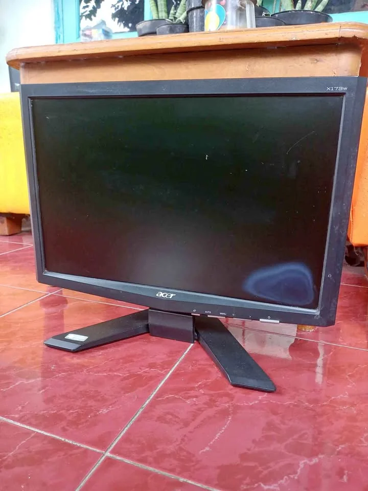 Monitor Komputer Acer 17 Inch Hidup