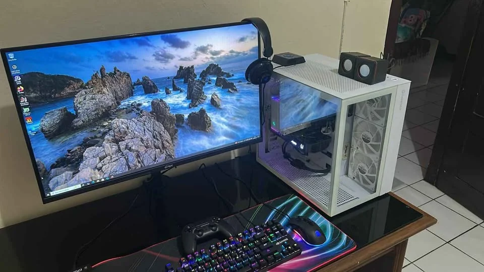 Jual 1 Set Pc ddr5 Gaming Rtx 5070 & monitor 32 inch 2k 165hz murah