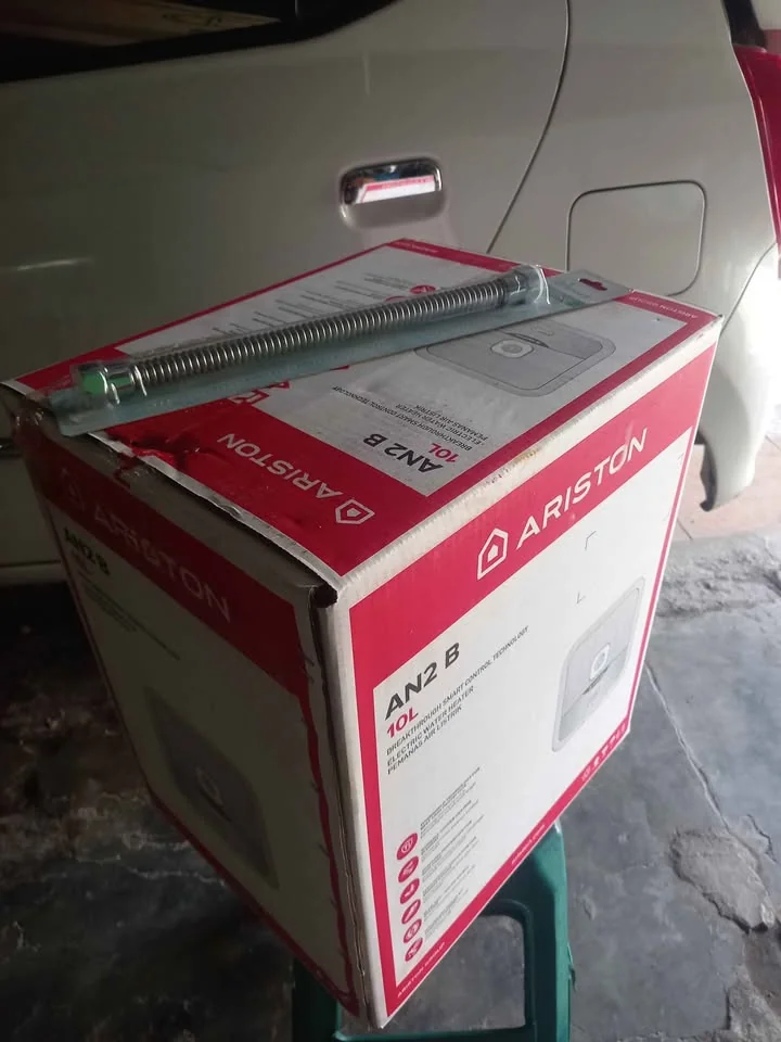 Water Heater Ariston 10 ltr kondisi baru gress