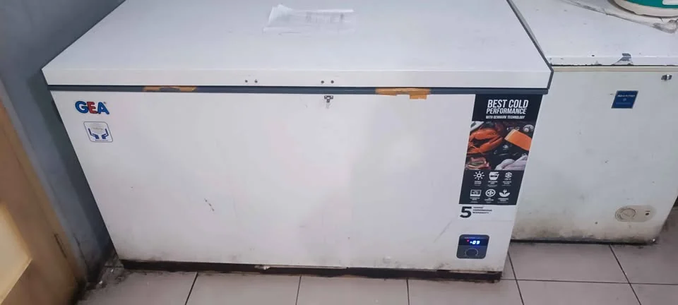 Dijual showcas chiller kulkas frezzer pemakaian 2 tahun