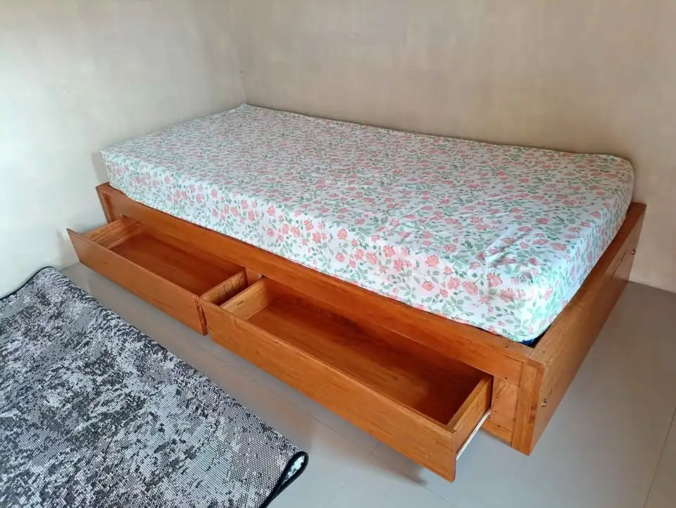 Dipan tempat tidur