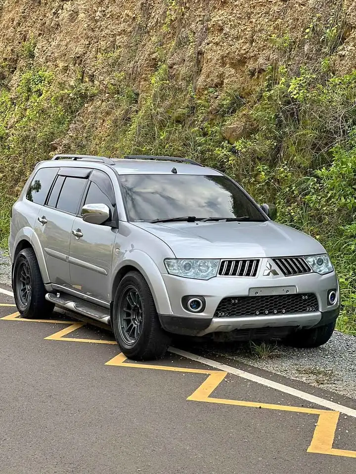 2009 Mitsubishi pajero