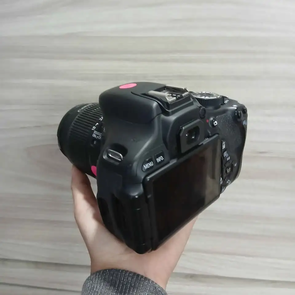 Kamera Canon 600D Lensa 18-55mm