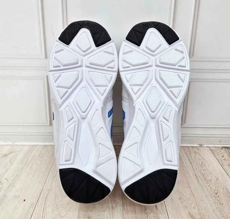 NEW BALANCE Coast V4