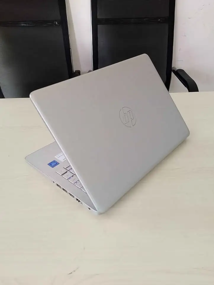 Laptop bagus HP 14s cf2017tu Intel RAM 8gb SSD 256gb keyboard nyala