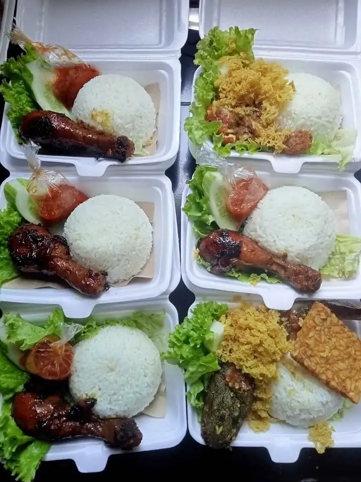 Paket nasi ayam bakar, kremes, geprek