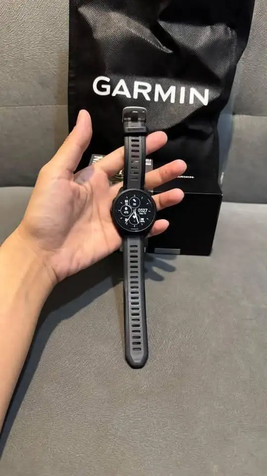 Jam tangan pria merk Garmin forerunner 165 kondisi mulus seperti baru