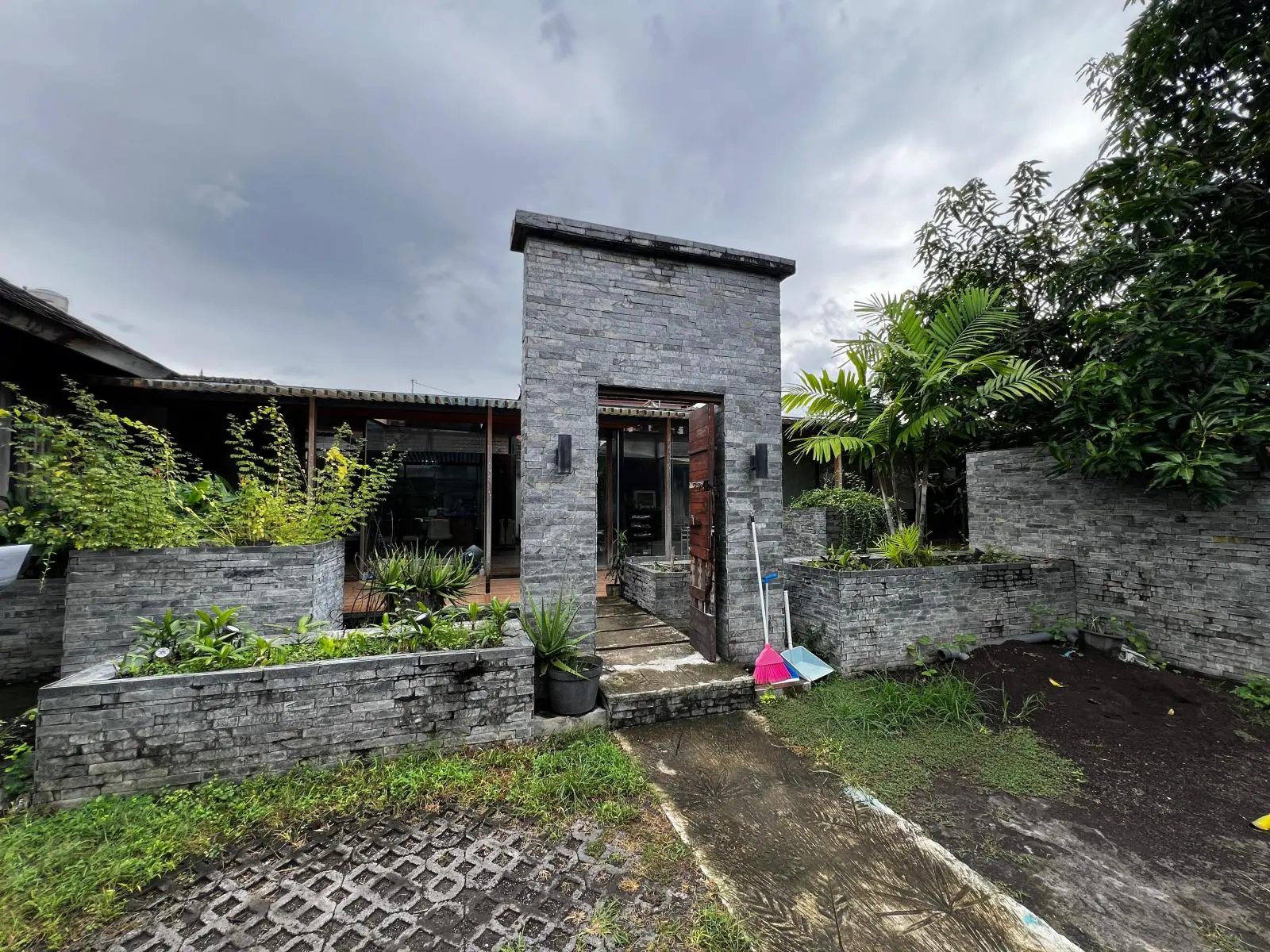Sewa Rumah Besar Pet Friendly 4 Kamar Tukad Batanghari Denpasar Selata