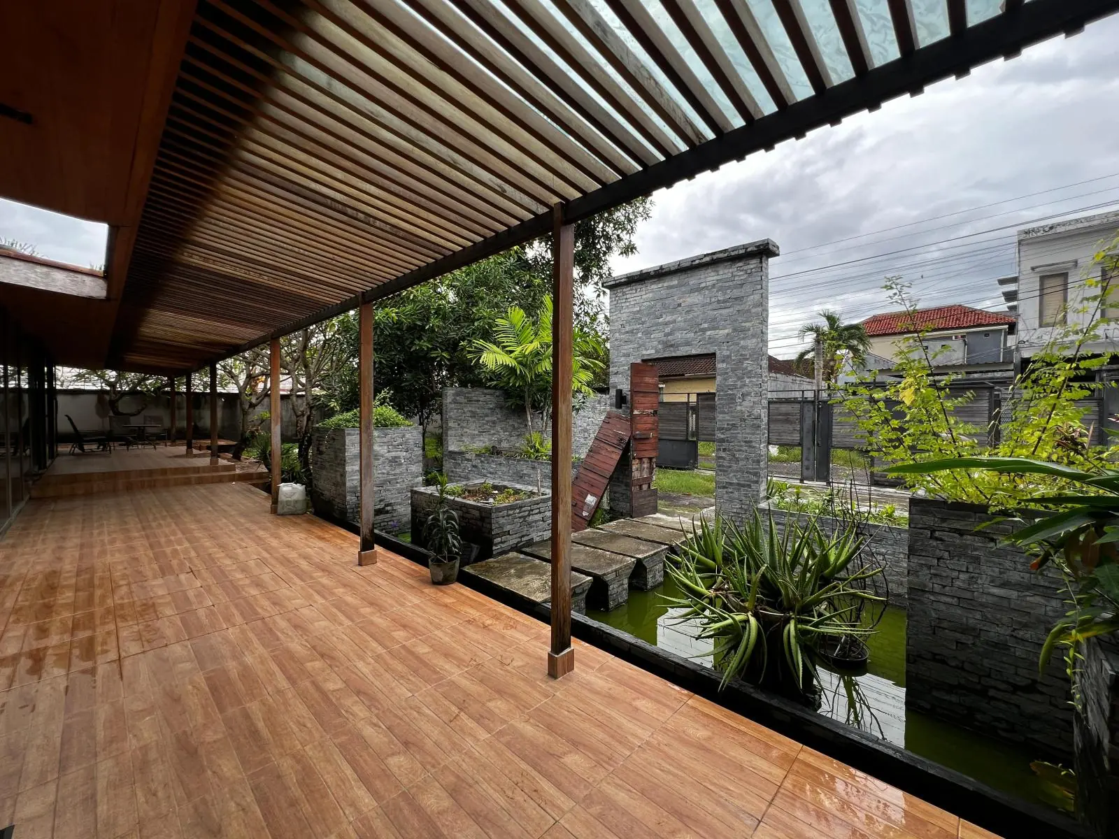 Sewa Rumah Besar Pet Friendly 4 Kamar Tukad Batanghari Denpasar Selata
