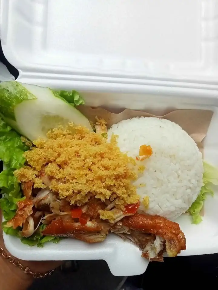 Paket nasi ayam bakar, kremes, geprek