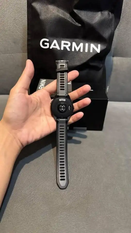 Jam tangan pria merk Garmin forerunner 165 kondisi mulus seperti baru