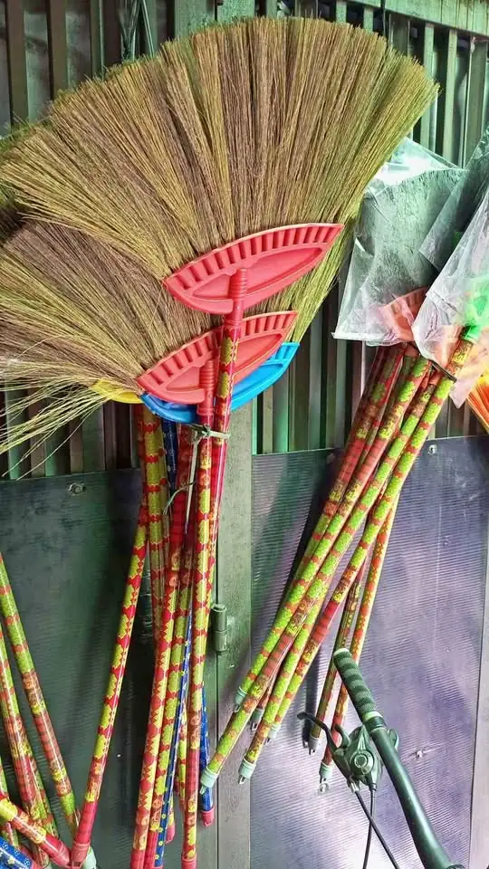Sapu lantai sabut kelapa