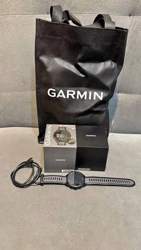 Jam tangan pria merk Garmin forerunner 165 kondisi mulus seperti baru
