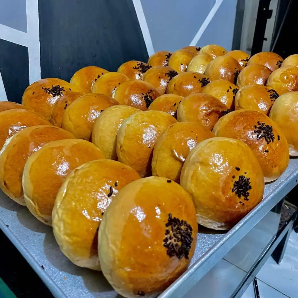 Roti manis dan roti sobek