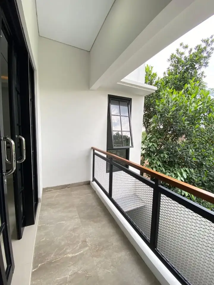 Rumah Mewah 4 KT 3 Kamar mandi
