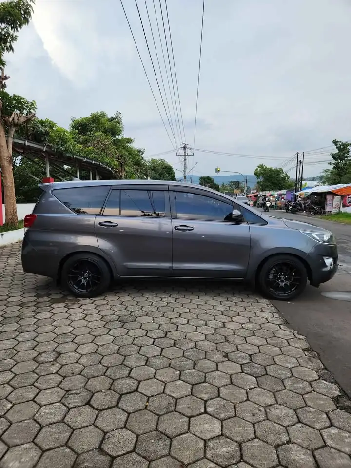 Kijang Innova Reborn V At 2016 solar
